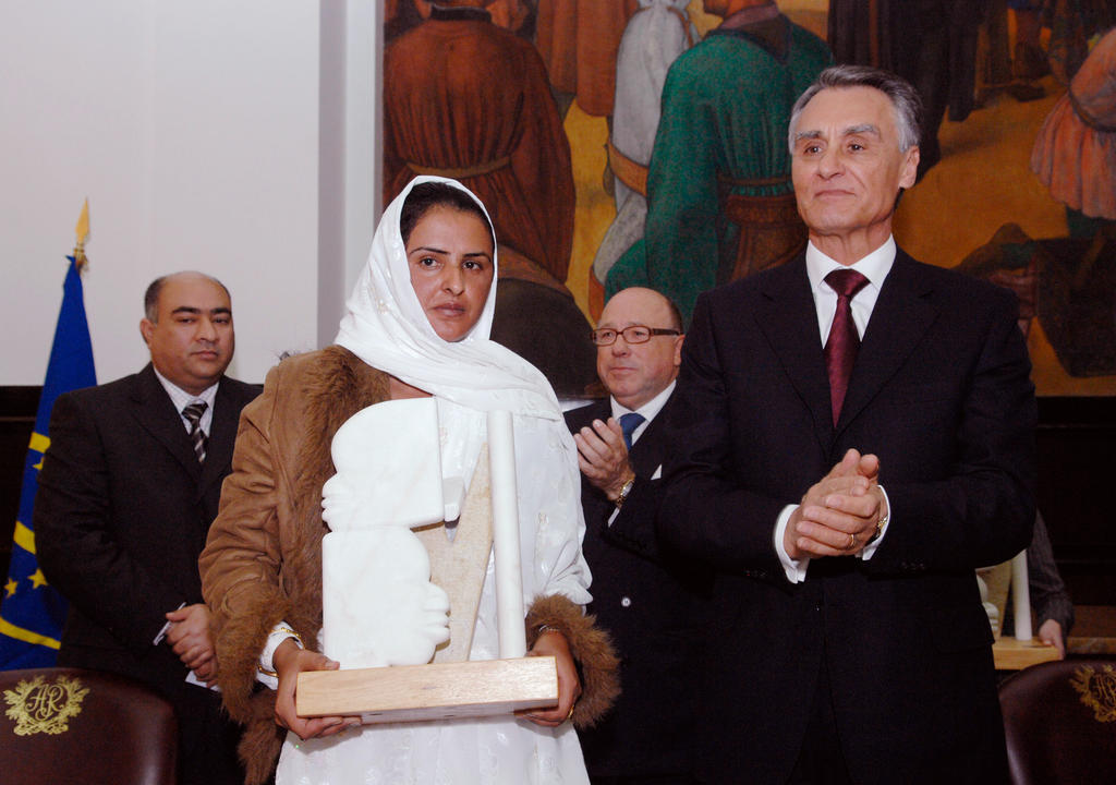 Aníbal Cavaco Silva awards the North-South Prize to Mukhtar Mai (Lisbon, 19 March 2007) 